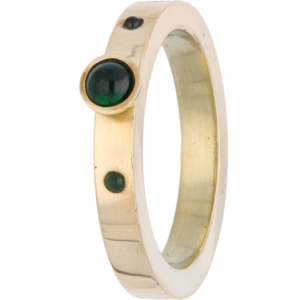 geelgouden ring bezet met smaragd