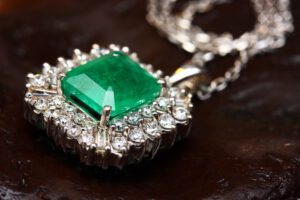 groene diamant emerald op hanger