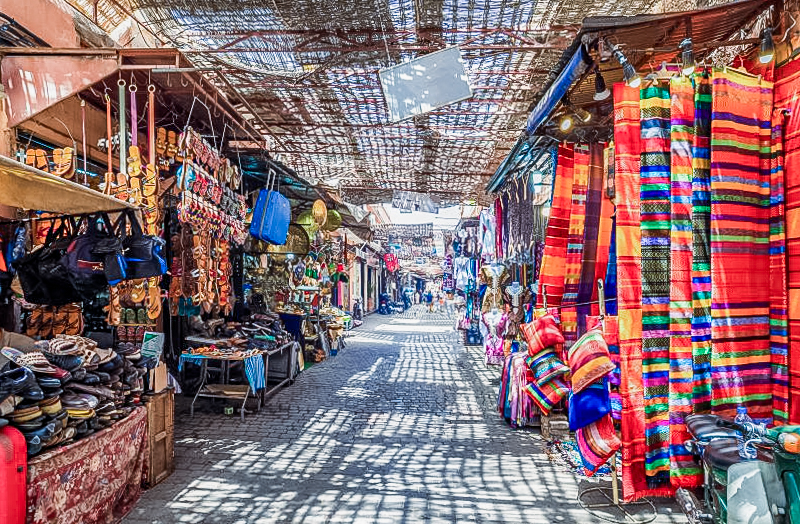 Marokkaanse markt met stoffen