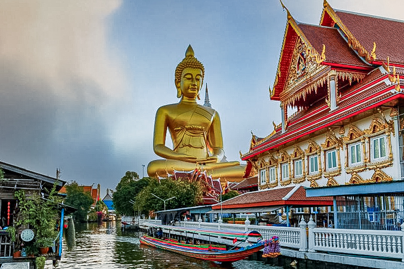 boeddha beeld bij tempel in Thailand