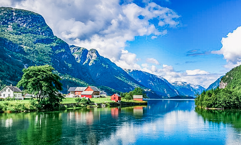 Zonnig fjord Noorwegen 