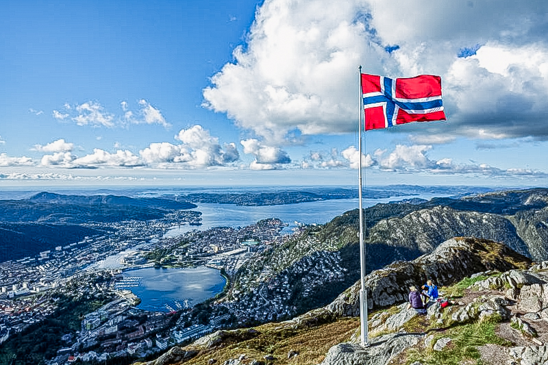 Noorse vlag op berg, Noorse kronen wisselen voor vakantie 