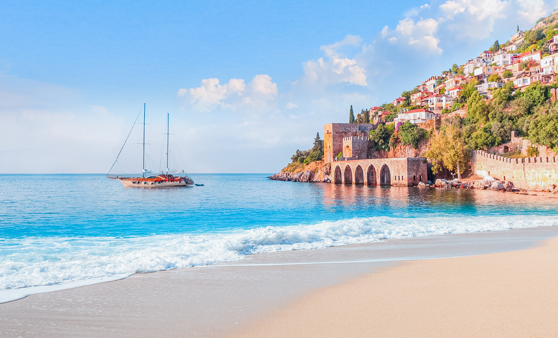 Na Turkse lira wisselen zicht op historische gebouwen langs kust Turkije