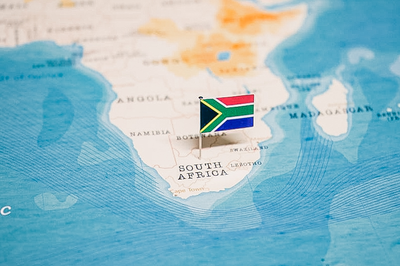 Geld wisselen voor reis Zuid Afrika vlaggetje op kaart