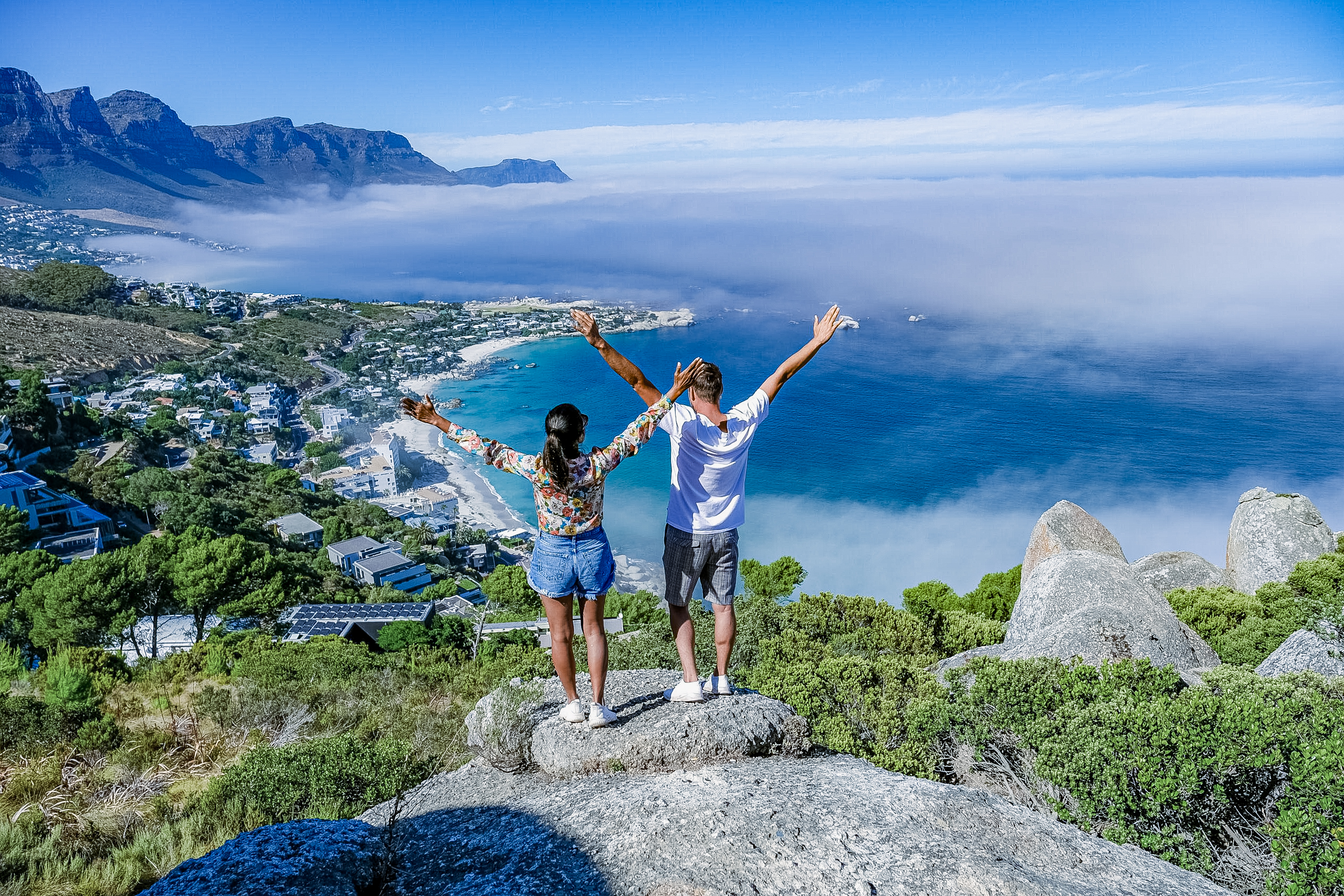 Man en vrouw met uitzicht Kaapstad, goed voorbereid op reis naar Zuid-Afrika