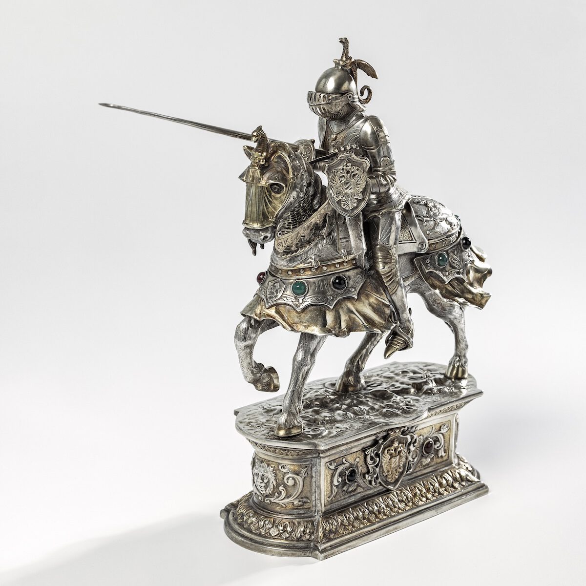Een zilveren ridder te paard